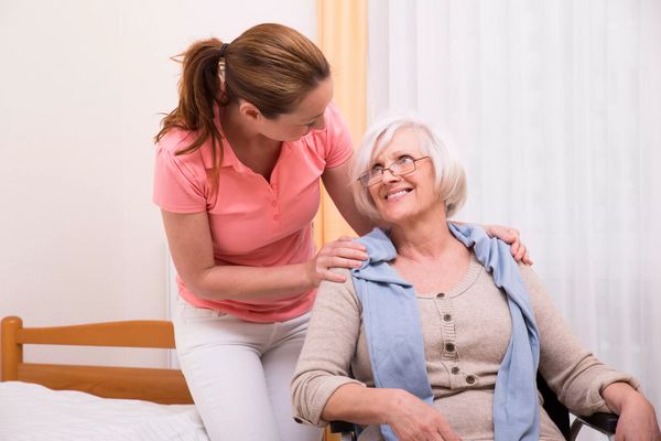 Altenpflege mit Krankenpflegerin